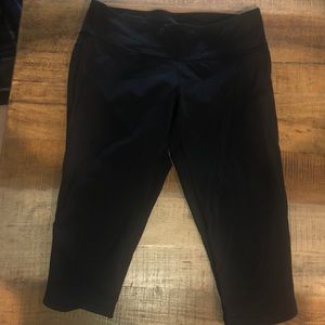 Lululemon cropped right below knee black leggings